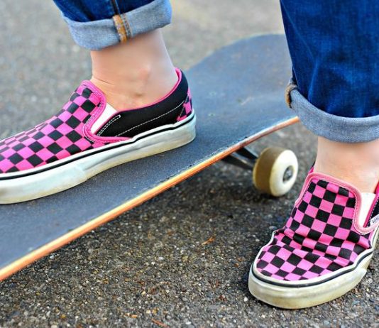 Easy Ways to Wash Black and White and Checkered Vans