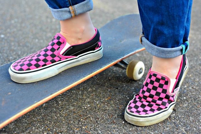 Easy Ways to Wash Black and White and Checkered Vans
