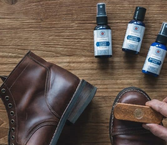 whats included in a typical leather shoe travel care kit 4